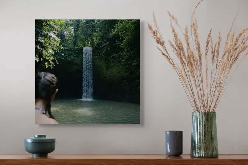 Tablou Canvas, "Cascada ascunsă în inima junglei", Cascadă, Pădure, Apă, Lumină, Vegetație, Relaxare, Natură, Răcoare, Aventură, Calm., 50 x 50 cm – poza 4