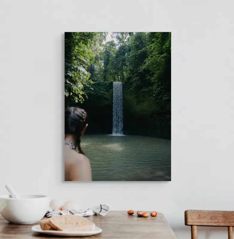 Tablou Canvas, "Cascada ascunsă în inima junglei", Cascadă, Pădure, Apă, Lumină, Vegetație, Relaxare, Natură, Răcoare, Aventură, Calm., 50 x 70 cm – poza 3