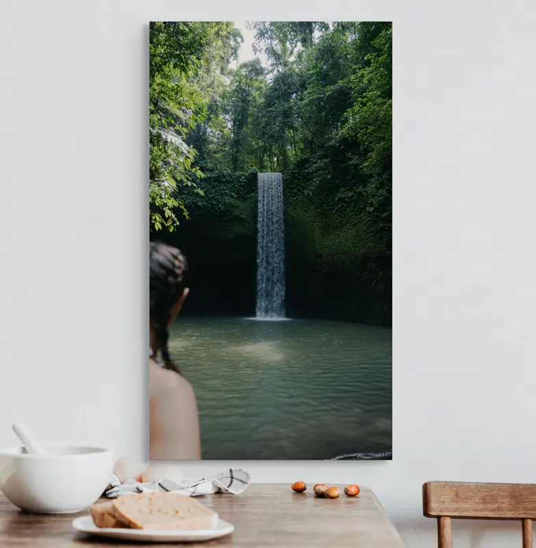 Tablou Canvas, "Cascada ascunsă în inima junglei", Cascadă, Pădure, Apă, Lumină, Vegetație, Relaxare, Natură, Răcoare, Aventură, Calm., 50 x 90 cm – poza 3