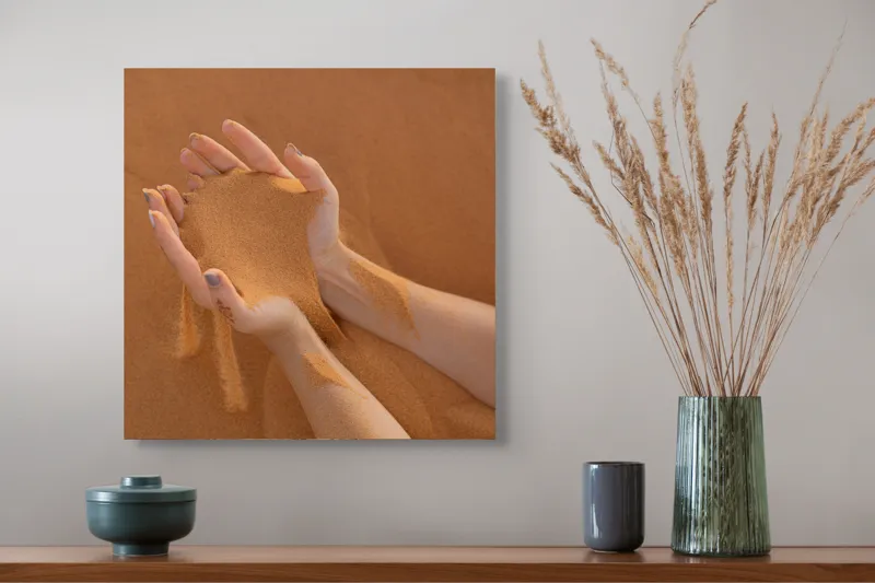 Tablou Canvas, "Timpul se scurge printre degete", Nisip, Mâini, Curgere, Deșert, Textură, Timp, Efemer, Granule, 50 x 50 cm – poza 4