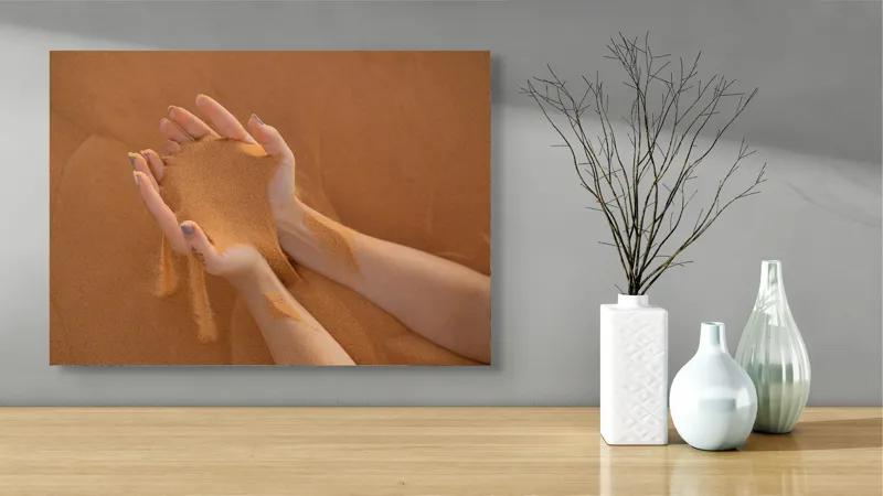 Tablou Canvas, "Timpul se scurge printre degete", Nisip, Mâini, Curgere, Deșert, Textură, Timp, Efemer, Granule, 70 x 50 cm – poza 3