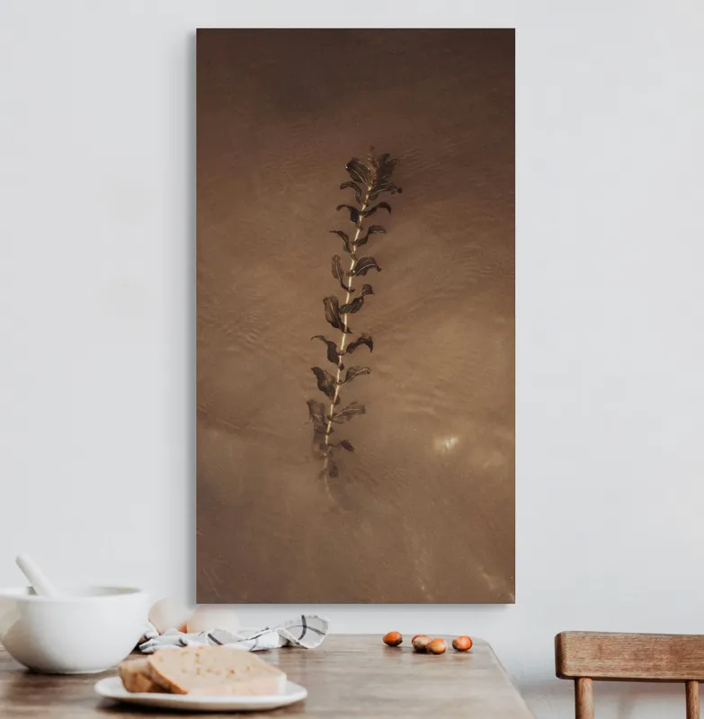 Tablou Canvas, "Frunza plutind pe suprafața apei", Nisip, Apă, Frunză, Textură, Natură, Calm, Efect, Arid, Minimalism, Linie., 50 x 90 cm – poza 3