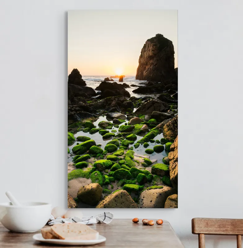 Tablou Canvas, "Apusul peste stâncile acoperite de mușchi", Piatră, Apus, Mare, Mușchi, Valuri, Cer, Rochi, Verde, Lumină, Natură, 50 x 90 cm – poza 3