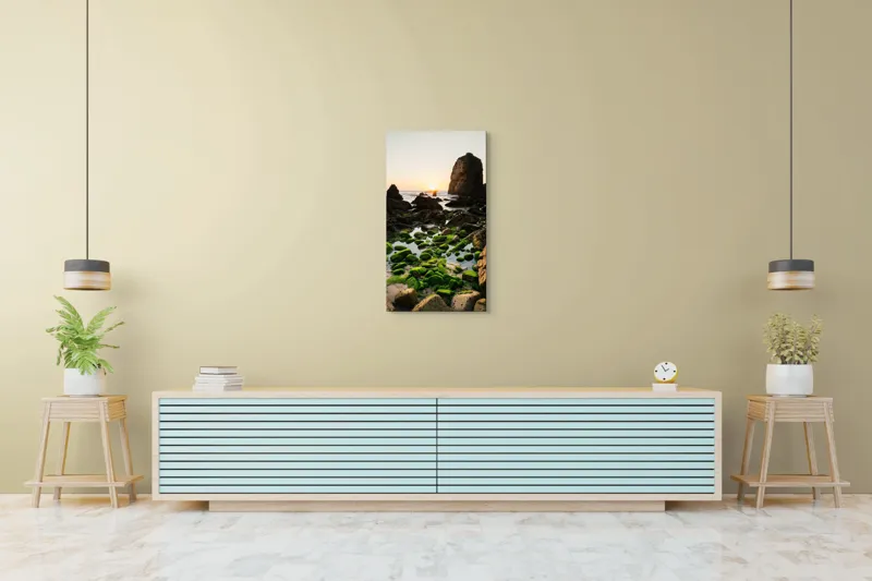 Tablou Canvas, "Apusul peste stâncile acoperite de mușchi", Piatră, Apus, Mare, Mușchi, Valuri, Cer, Rochi, Verde, Lumină, Natură, 50 x 90 cm – poza 6