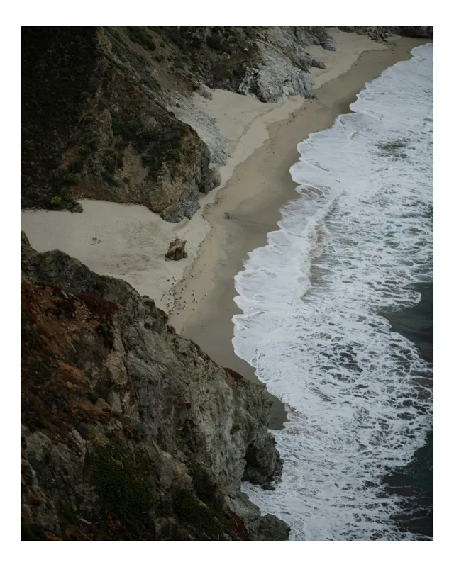 Tablou Canvas, "Plajă îngustă între stânci și valuri", Plajă, Stânci, Valuri, Apă, Nisip, Natură, Ocean, Coastă, Peisaj, Sălbăticie, 100 x 150 cm