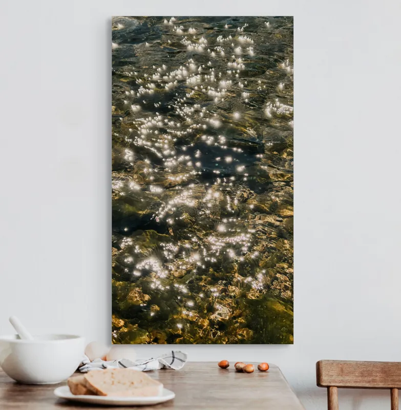 Tablou Canvas, "Scânteierea soarelui pe apă cristalină", Reflexii, Lumină, Auriu, Apă, Strălucire, 50 x 90 cm – poza 3