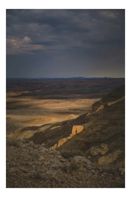 Tablou Canvas, "Scăldat în lumina dimineții", Roci, Nori, Umbre, Peisaj, Ariditate, Lumină, Cer, Desert, Tăcere, Horizonte, 39 x 54 cm