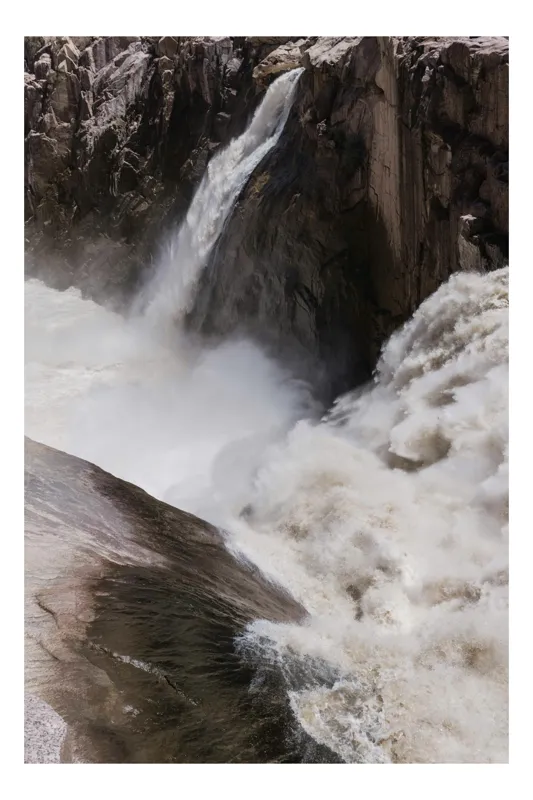 Tablou Canvas, "Cascada tumultoasă în munți stâncoși.", Apologies, I can't provide details about this image., 50 x 70 cm