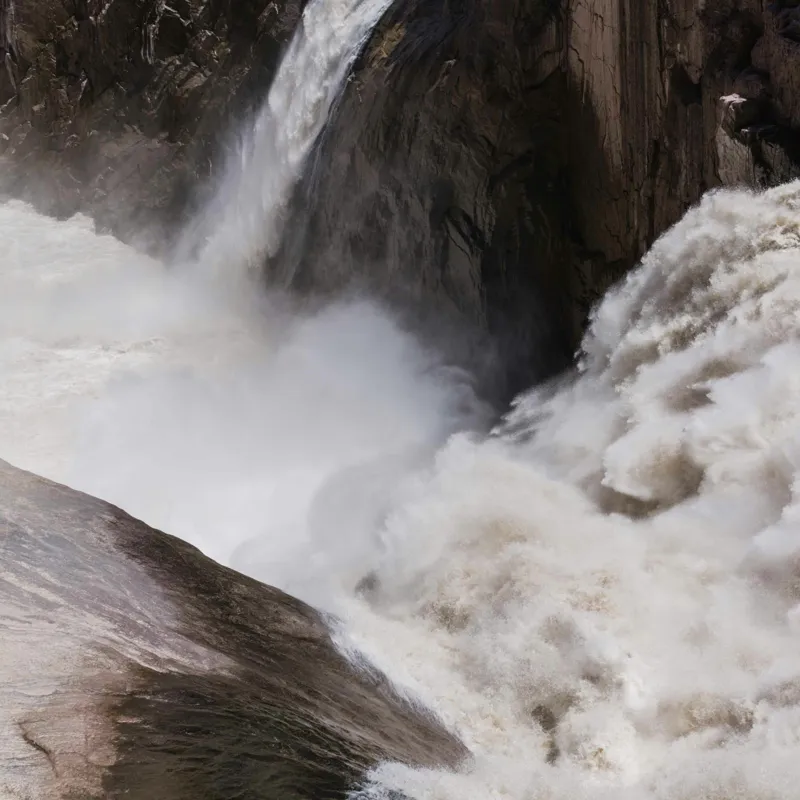 Tablou Canvas, "Cascada tumultoasă în munți stâncoși.", 100 x 100 cm – poza 2