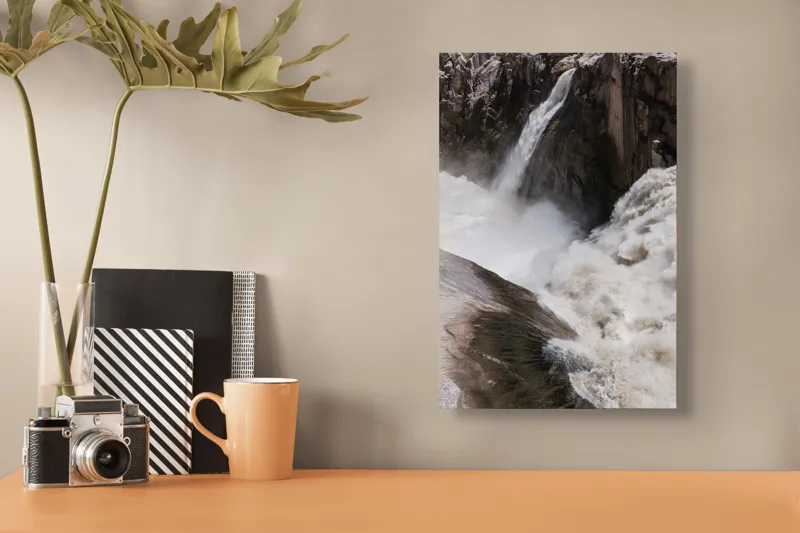 Tablou Canvas, "Cascada tumultoasă în munți stâncoși.", 26 x 39 cm – poza 3
