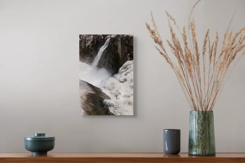 Tablou Canvas, "Cascada tumultoasă în munți stâncoși.", 26 x 39 cm – poza 5