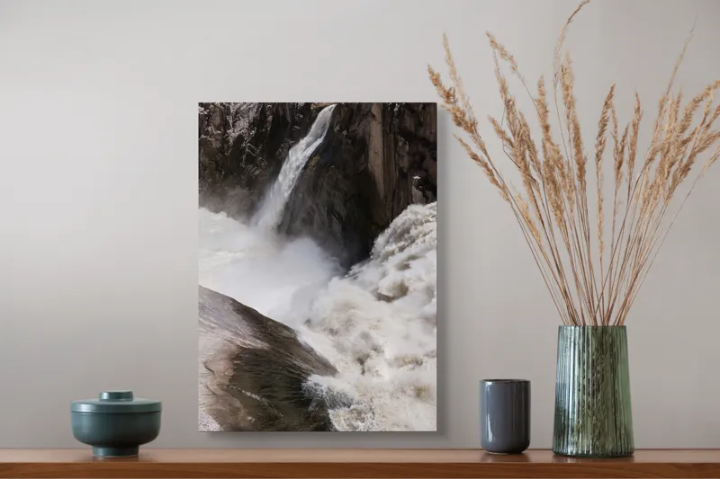 Tablou Canvas, "Cascada tumultoasă în munți stâncoși.", 39 x 54 cm – poza 3