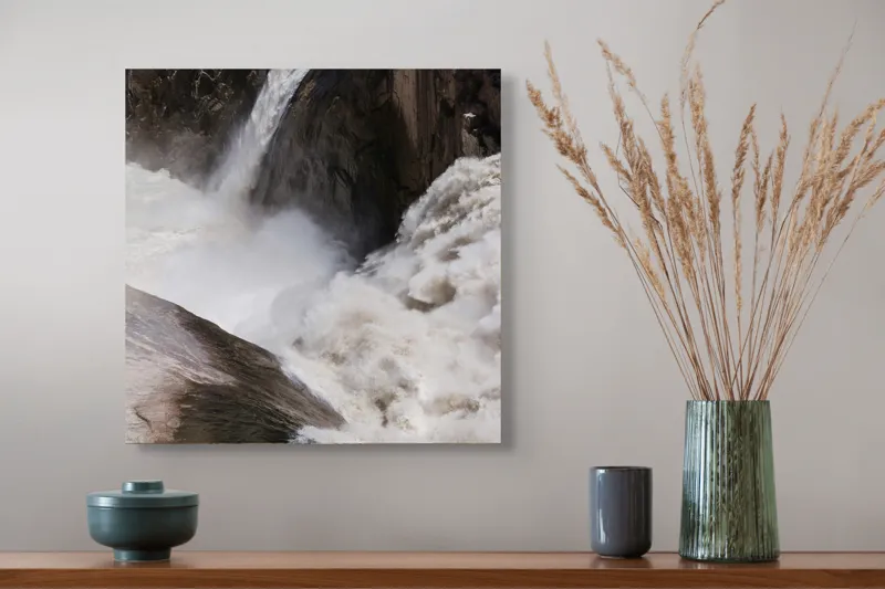 Tablou Canvas, "Cascada tumultoasă în munți stâncoși.", 50 x 50 cm – poza 4