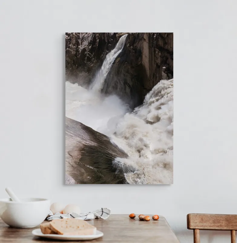 Tablou Canvas, "Cascada tumultoasă în munți stâncoși.", 50 x 70 cm – poza 3