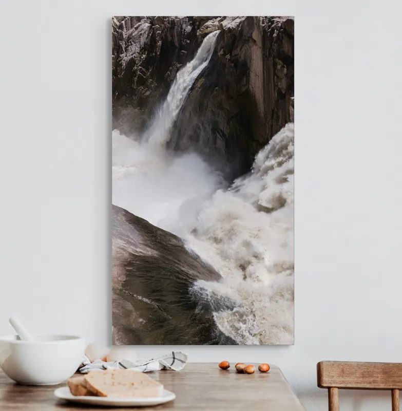 Tablou Canvas, "Cascada tumultoasă în munți stâncoși.", 50 x 90 cm – poza 3