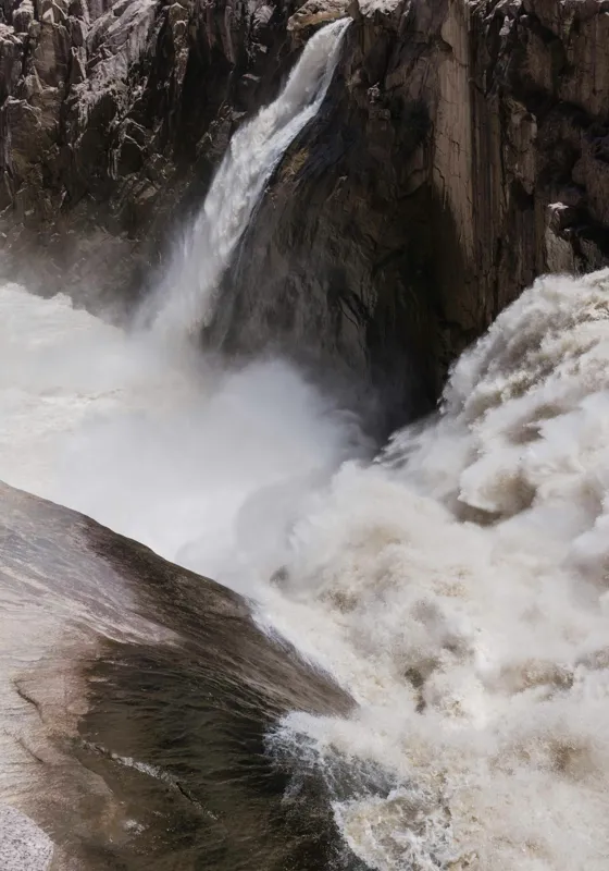 Tablou Canvas, "Cascada tumultoasă în munți stâncoși.", 70 x 100 cm – poza 2