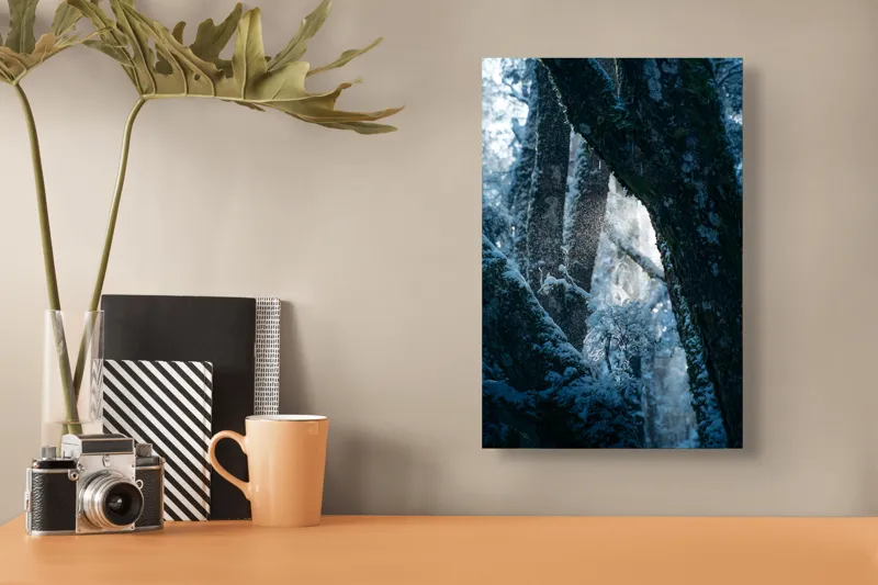Tablou Canvas, "Răsărit de soare în pădurea înzăpezită", Copaci, Zăpadă, Lumină, Pădure, Gheață, Mister, Umbre, Frunziș, Răceală, Natură, 26 x 39 cm – poza 3