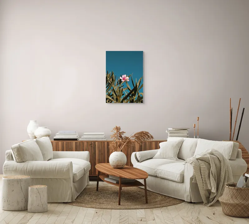 Tablou Canvas, "Floare roz în bătaia soarelui", Floare, Roz, Frunze, Verde, Cer, Albastru, Ușor, Luminos, Natură, Contrast., 50 x 70 cm – poza 4
