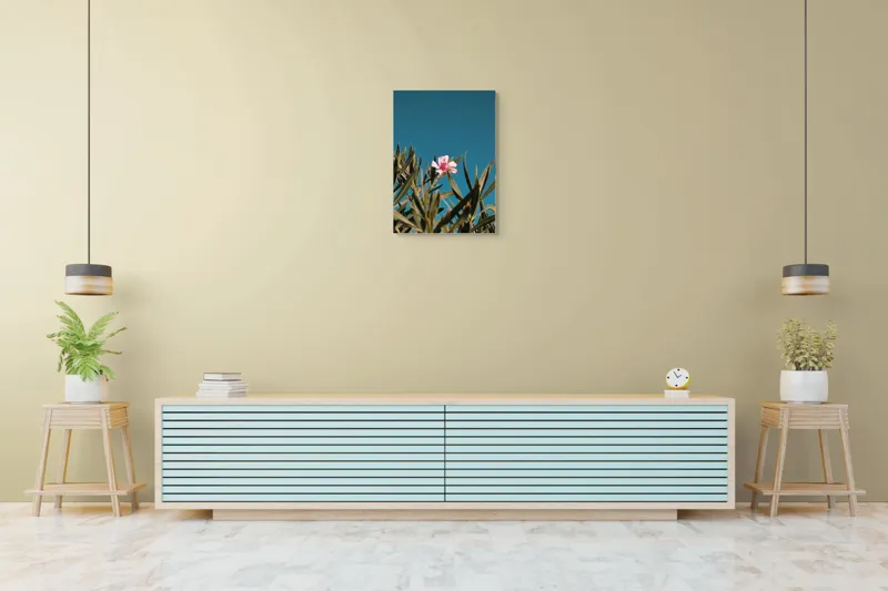 Tablou Canvas, "Floare roz în bătaia soarelui", Floare, Roz, Frunze, Verde, Cer, Albastru, Ușor, Luminos, Natură, Contrast., 50 x 70 cm – poza 6