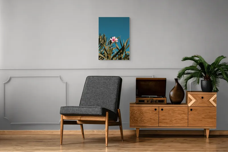 Tablou Canvas, "Floare roz în bătaia soarelui", Floare, Roz, Frunze, Verde, Cer, Albastru, Ușor, Luminos, Natură, Contrast., 50 x 70 cm – poza 8