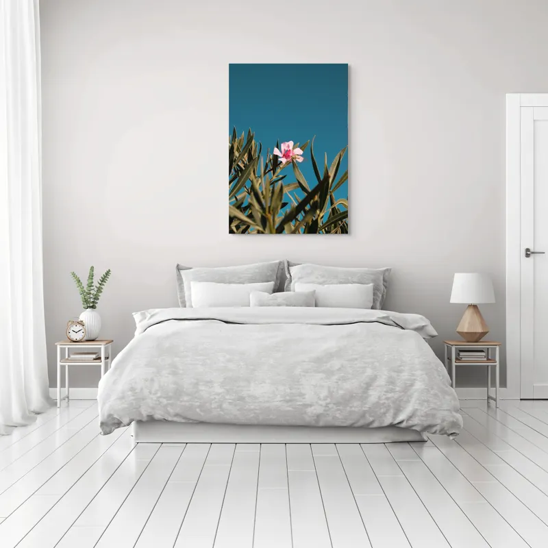Tablou Canvas, "Floare roz în bătaia soarelui", Floare, Roz, Frunze, Verde, Cer, Albastru, Ușor, Luminos, Natură, Contrast., 70 x 100 cm – poza 3