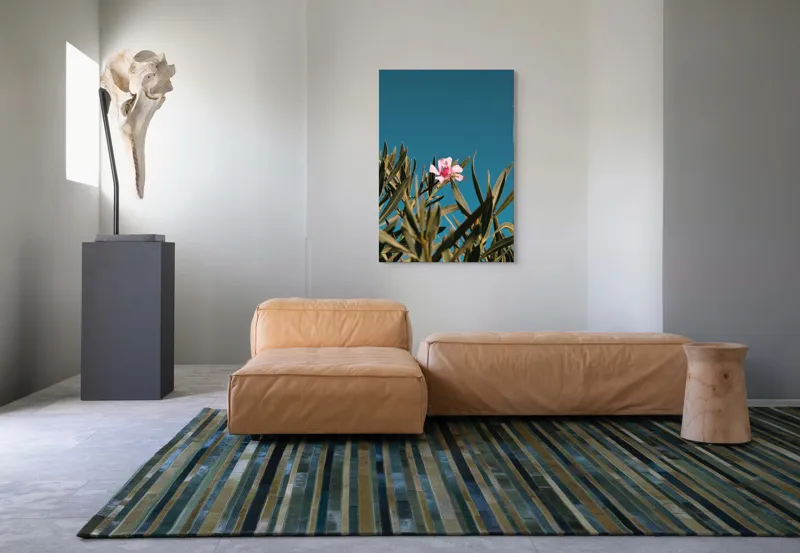Tablou Canvas, "Floare roz în bătaia soarelui", Floare, Roz, Frunze, Verde, Cer, Albastru, Ușor, Luminos, Natură, Contrast., 70 x 100 cm – poza 7
