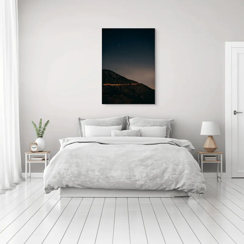 Tablou Canvas, "Stele peste dealuri întunecate", Stele, Cer, Munți, Întuneric, Linie, Lumină, Noapte, Orizont, Peisaj, 70 x 100 cm – poza 3