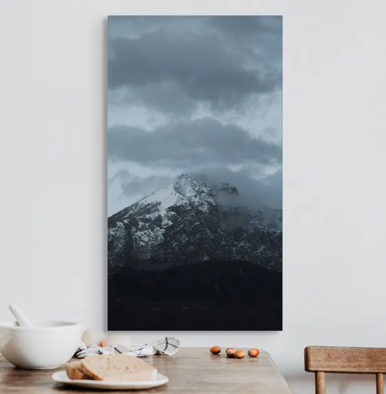 Tablou Canvas, "Norii dansează pe vârf de munte", Muntoasă, Înzăpezită, Norii, Întunecată, Tainică, Impresionantă, 50 x 90 cm – poza 3