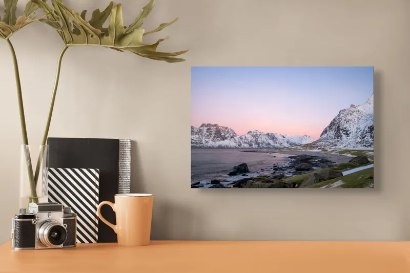 Tablou Canvas, "Apus înghețat la țărmul nordic", Cer, Zăpadă, Munți, Apus, Liniște, Peisaj, Natură, Ocean, Stânci, Pajiște, 39 x 26 cm – poza 3