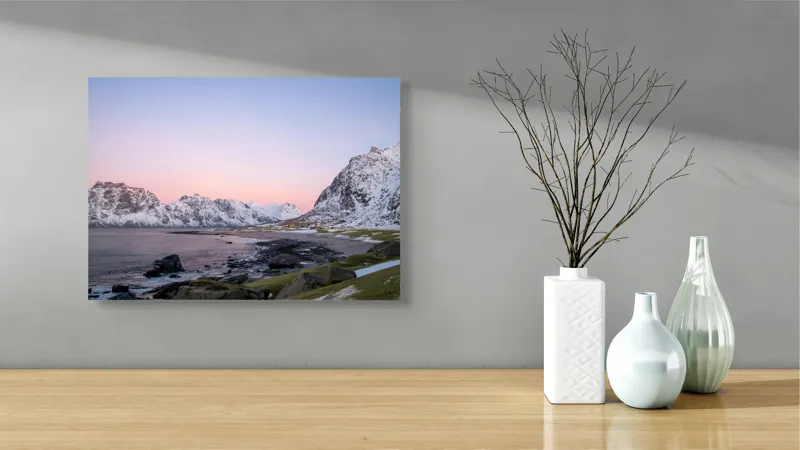Tablou Canvas, "Apus înghețat la țărmul nordic", Cer, Zăpadă, Munți, Apus, Liniște, Peisaj, Natură, Ocean, Stânci, Pajiște, 54 x 39 cm – poza 3