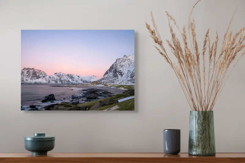 Tablou Canvas, "Apus înghețat la țărmul nordic", Cer, Zăpadă, Munți, Apus, Liniște, Peisaj, Natură, Ocean, Stânci, Pajiște, 54 x 39 cm – poza 4