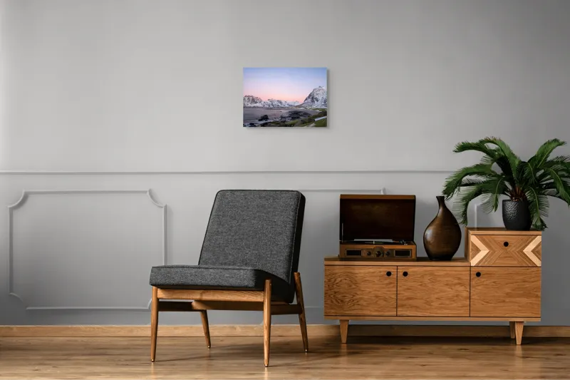Tablou Canvas, "Apus înghețat la țărmul nordic", Cer, Zăpadă, Munți, Apus, Liniște, Peisaj, Natură, Ocean, Stânci, Pajiște, 54 x 39 cm – poza 7
