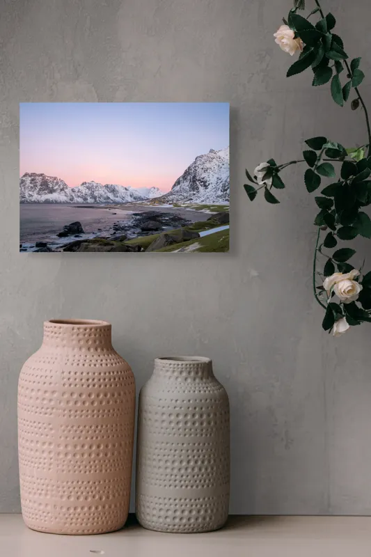 Tablou Canvas, "Apus înghețat la țărmul nordic", Cer, Zăpadă, Munți, Apus, Liniște, Peisaj, Natură, Ocean, Stânci, Pajiște, 54 x 39 cm – poza 8