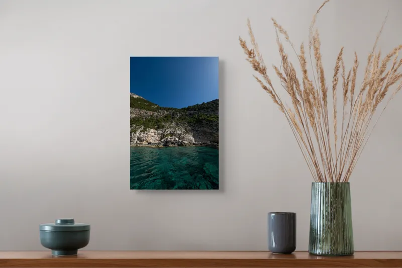 Tablou Canvas, "Cer senin și apă cristalină", Mare, Stânci, Vegetație, Cer, Albastru, Liniște, Natură, Claritate, Verde, Apă, 26 x 39 cm – poza 5