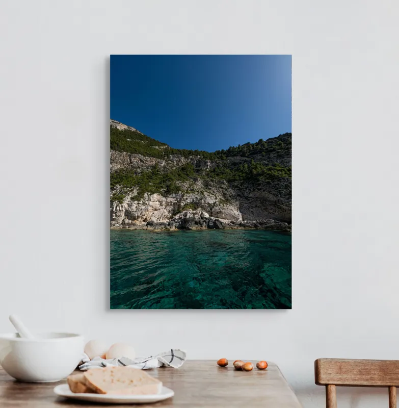 Tablou Canvas, "Cer senin și apă cristalină", Mare, Stânci, Vegetație, Cer, Albastru, Liniște, Natură, Claritate, Verde, Apă, 50 x 70 cm – poza 3