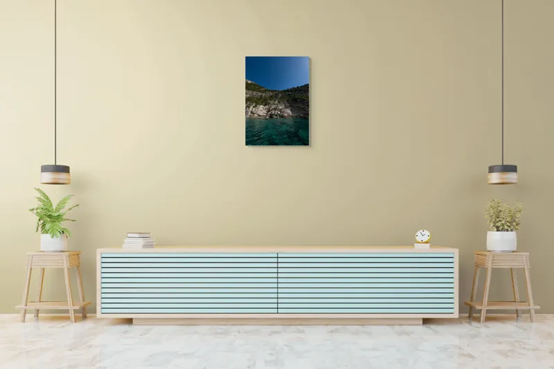 Tablou Canvas, "Cer senin și apă cristalină", Mare, Stânci, Vegetație, Cer, Albastru, Liniște, Natură, Claritate, Verde, Apă, 50 x 70 cm – poza 6