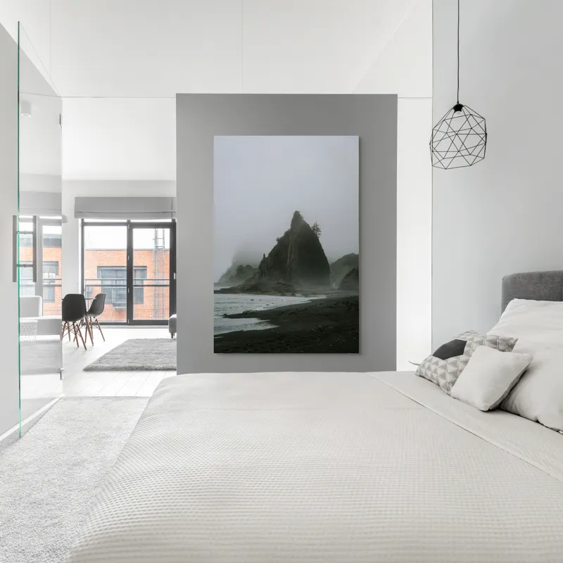Tablou Canvas, "Ceața peste stâncile misterioase ale mării", Ceață, Stânci, Valuri, Plajă, Pini, Cer, Mister, Natură, Liniște, 100 x 150 cm – poza 5