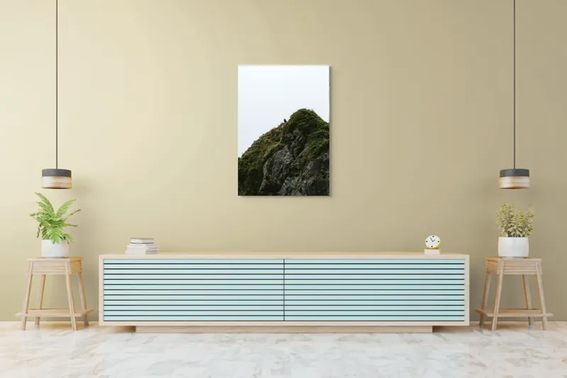 Tablou Canvas, "Vulturul veghează piscul stâncos", Pasăre, Stâncă, Vegetație, Nor, Singurătate, 70 x 100 cm – poza 5