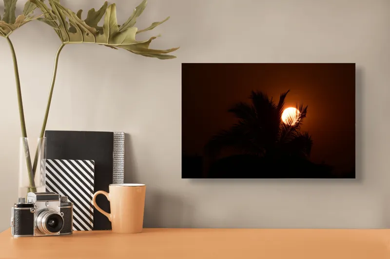 Tablou Canvas, "Palmier la apus de soare", Apus, Siluetă, Frunze, Palmier, Cer, Portocaliu, Contrast, Relaxare, Ocean, Mister, 39 x 26 cm – poza 3