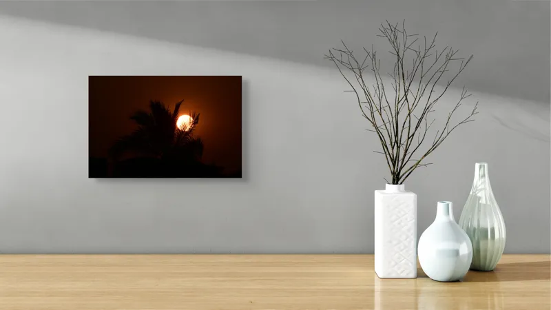 Tablou Canvas, "Palmier la apus de soare", Apus, Siluetă, Frunze, Palmier, Cer, Portocaliu, Contrast, Relaxare, Ocean, Mister, 39 x 26 cm – poza 8