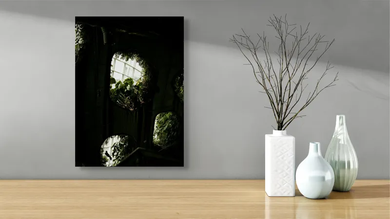 Tablou Canvas, "Grădina secretă din orașul industrial", Plante, Ferestre, Umbre, Lumină, Vegetație, Geometrie, Natură, Contrast, 39 x 54 cm – poza 4