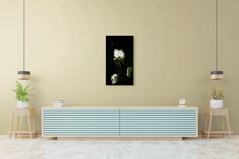 Tablou Canvas, "Grădina secretă din orașul industrial", Plante, Ferestre, Umbre, Lumină, Vegetație, Geometrie, Natură, Contrast, 50 x 90 cm – poza 6