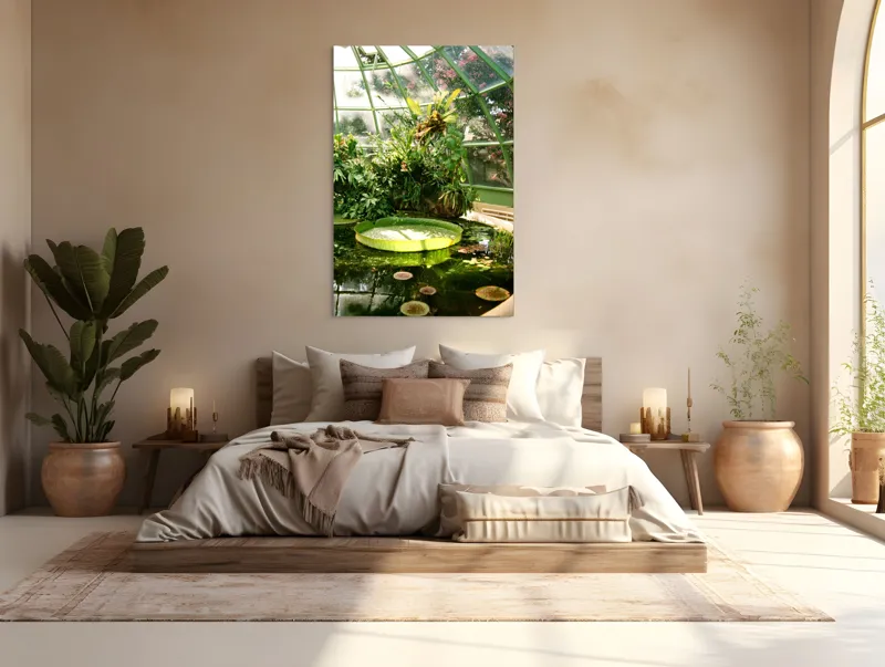 Tablou Canvas, "Seră cu vegetație luxuriantă și nufăruri", Frunze, Seră, Apă, Nufăr, Verde, Plante, Geamuri, Lumină, Flori, Umbre, 100 x 150 cm – poza 3