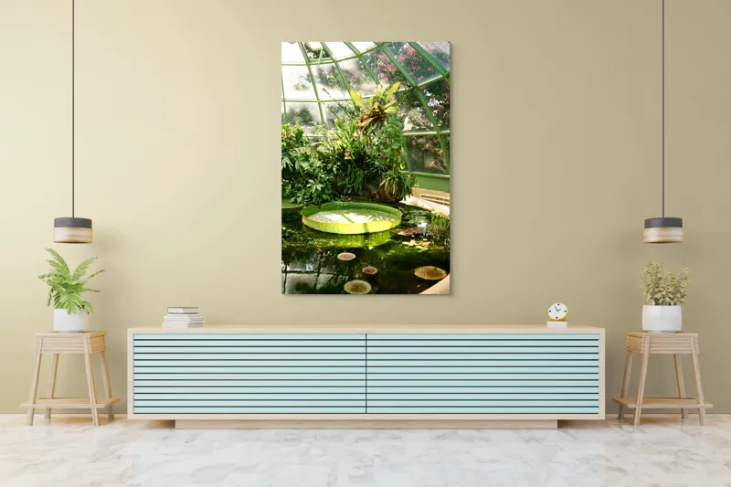 Tablou Canvas, "Seră cu vegetație luxuriantă și nufăruri", Frunze, Seră, Apă, Nufăr, Verde, Plante, Geamuri, Lumină, Flori, Umbre, 100 x 150 cm – poza 4