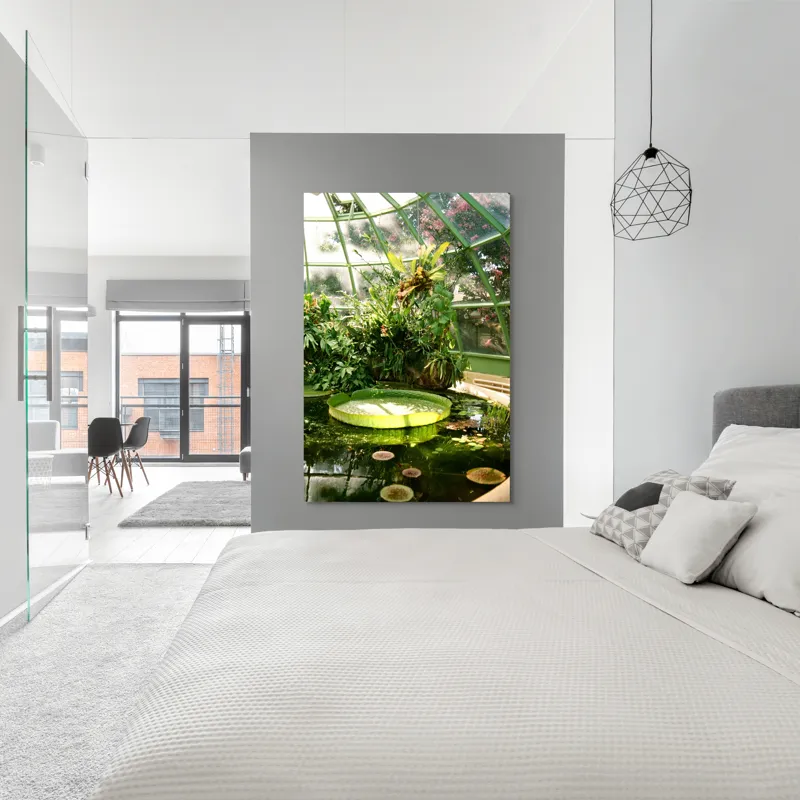Tablou Canvas, "Seră cu vegetație luxuriantă și nufăruri", Frunze, Seră, Apă, Nufăr, Verde, Plante, Geamuri, Lumină, Flori, Umbre, 100 x 150 cm – poza 5
