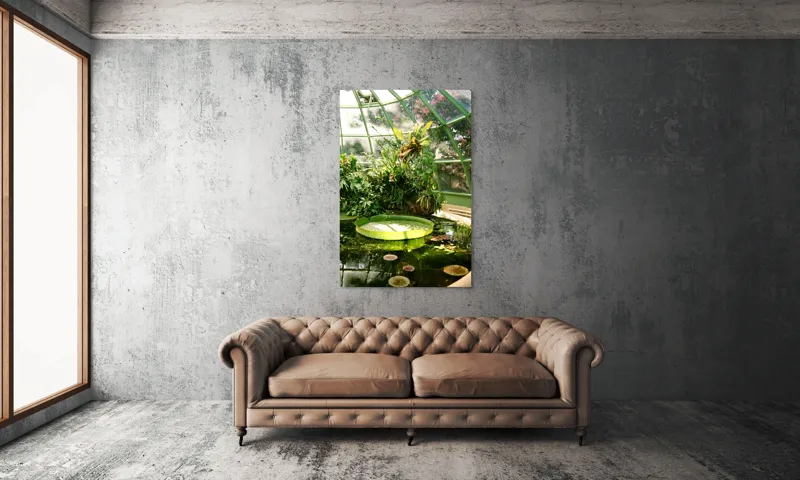 Tablou Canvas, "Seră cu vegetație luxuriantă și nufăruri", Frunze, Seră, Apă, Nufăr, Verde, Plante, Geamuri, Lumină, Flori, Umbre, 100 x 150 cm – poza 6
