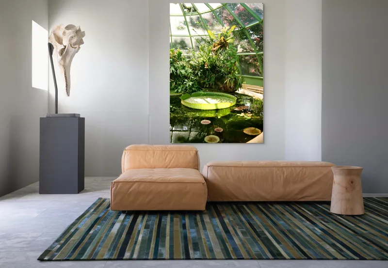 Tablou Canvas, "Seră cu vegetație luxuriantă și nufăruri", Frunze, Seră, Apă, Nufăr, Verde, Plante, Geamuri, Lumină, Flori, Umbre, 100 x 150 cm – poza 7