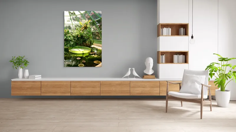 Tablou Canvas, "Seră cu vegetație luxuriantă și nufăruri", Frunze, Seră, Apă, Nufăr, Verde, Plante, Geamuri, Lumină, Flori, Umbre, 100 x 150 cm – poza 8