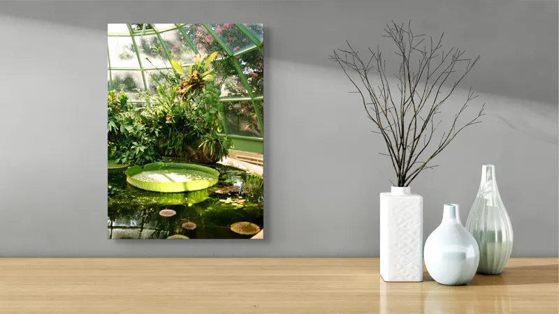 Tablou Canvas, "Seră cu vegetație luxuriantă și nufăruri", Frunze, Seră, Apă, Nufăr, Verde, Plante, Geamuri, Lumină, Flori, Umbre, 39 x 54 cm – poza 4