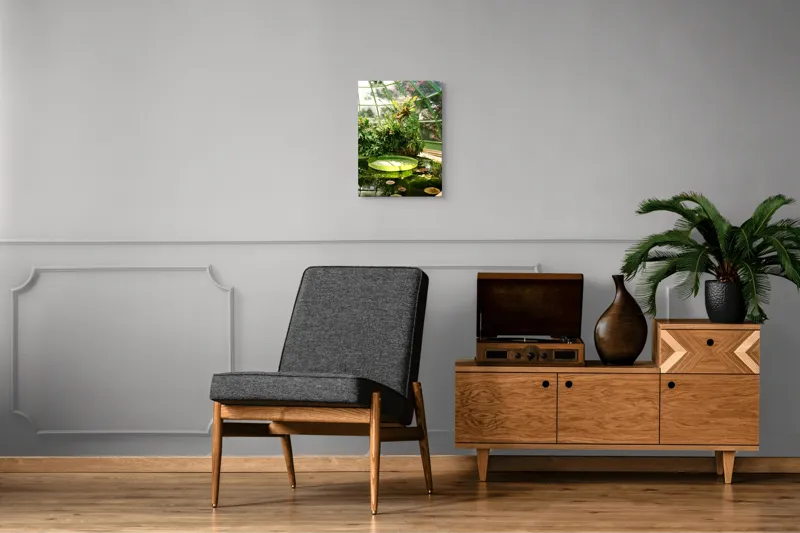Tablou Canvas, "Seră cu vegetație luxuriantă și nufăruri", Frunze, Seră, Apă, Nufăr, Verde, Plante, Geamuri, Lumină, Flori, Umbre, 39 x 54 cm – poza 8